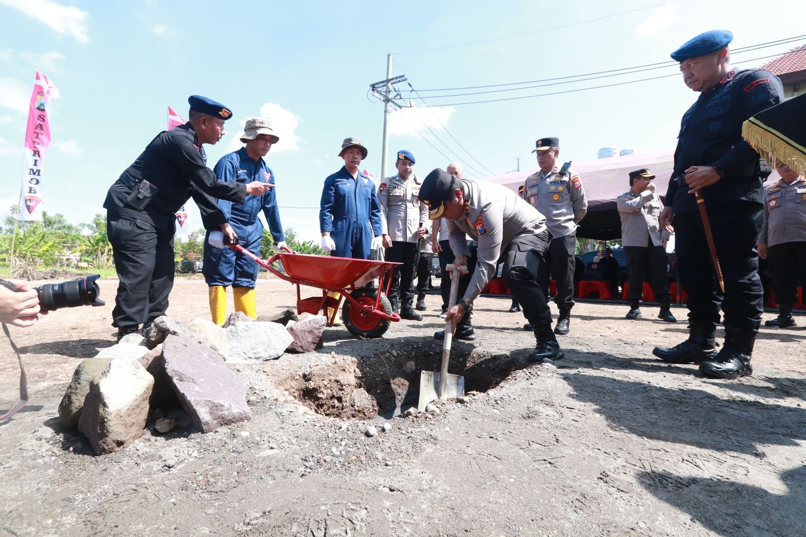 Kapolda Jatim Letakkan Batu Pertama Pembangunan Masjid Al Arif Darmawan ...